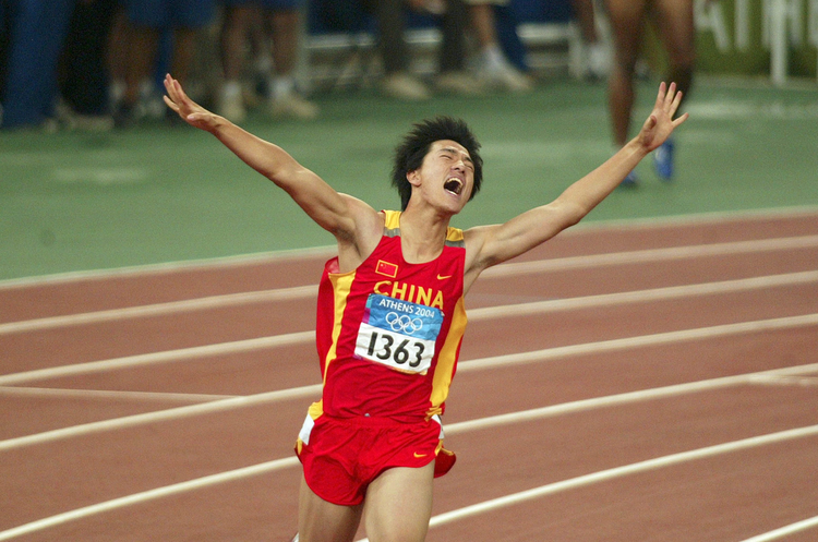 04奥运：刘翔勇夺奥运男子110米栏冠军