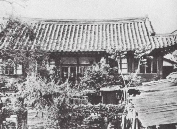 1884年朝鲜亲日派在日本政府的支持下发动政变，史称甲申事变，照片中是政变的最初发生地——朝鲜京城电报局.jpeg
