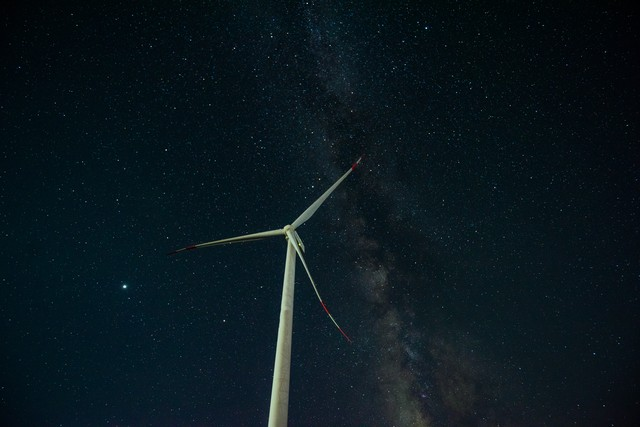 银河星空下的风力发电