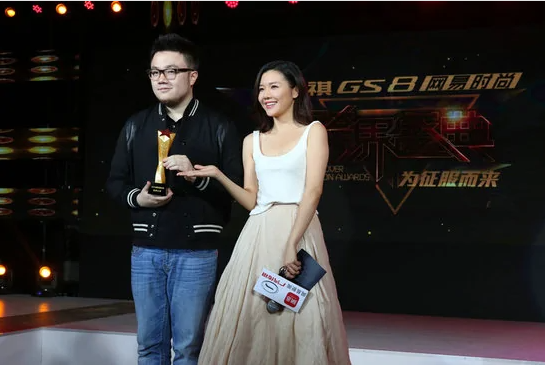 巴图获得“网易时尚跨界盛典”年度最受关注跨界男明星大奖.png