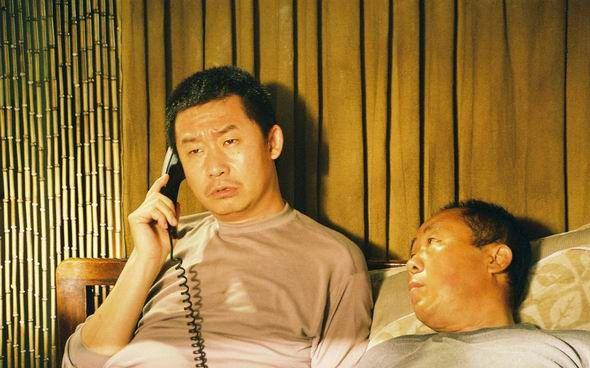 在楼内组织成立了抗非典小组, 劝服楼内居民千万不要外出, 帮许大立