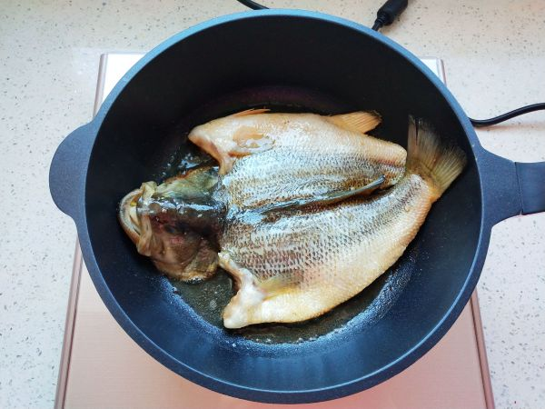 煎鲈鱼