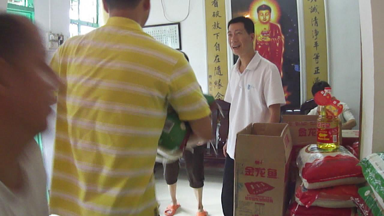 西新佛堂送温暖活动