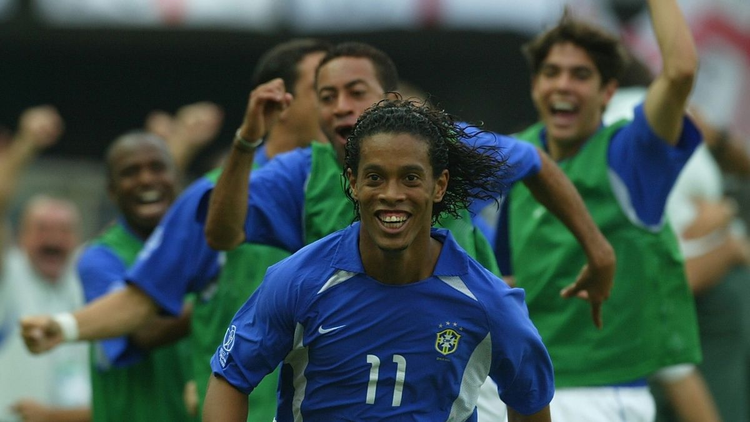 罗纳尔迪尼奥在韩日世界杯四分之一决赛中帮助巴西队以 2-1 击败英格兰队.jpeg