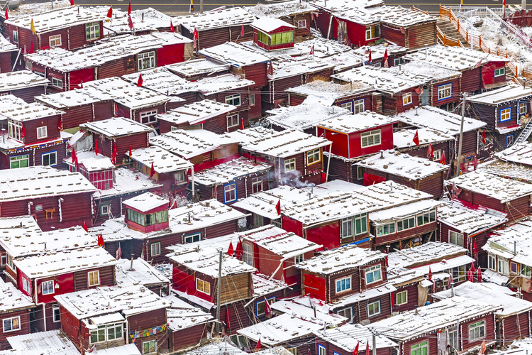 中国四川甘孜色达五明佛学院下雪后的木屋