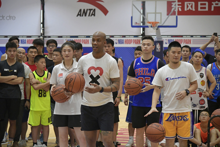 马布里赴无锡参加活动 与球迷切磋球技.jpg