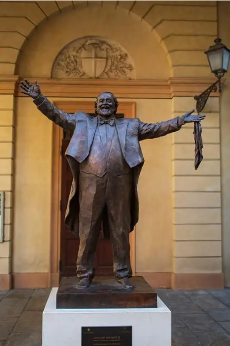 鲁契亚诺·帕瓦罗蒂