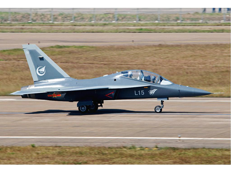 L-15教练机06架已经涂上空军军徽