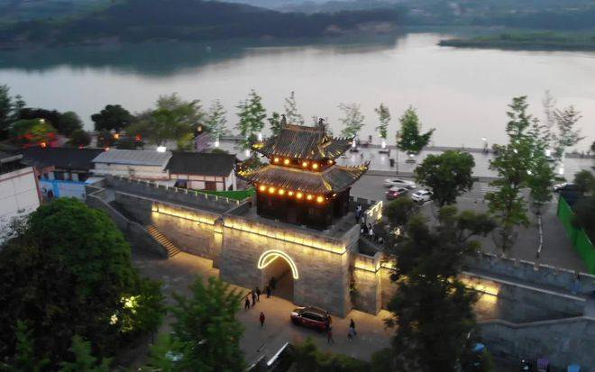 阆中市
