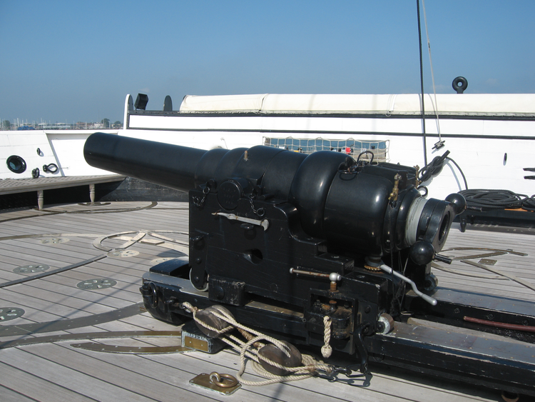RBL_7_inch_Armstrong_gun_HMS_Warrior_left_side.jpeg