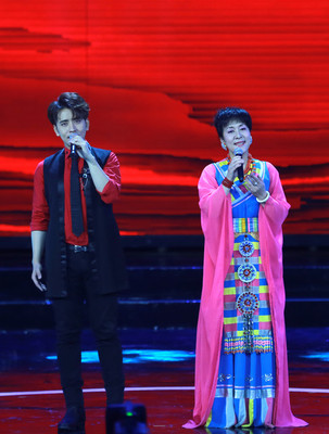 宗庸卓玛、扎西顿珠母子同台表演 白雪深情演唱《丝路新绿》