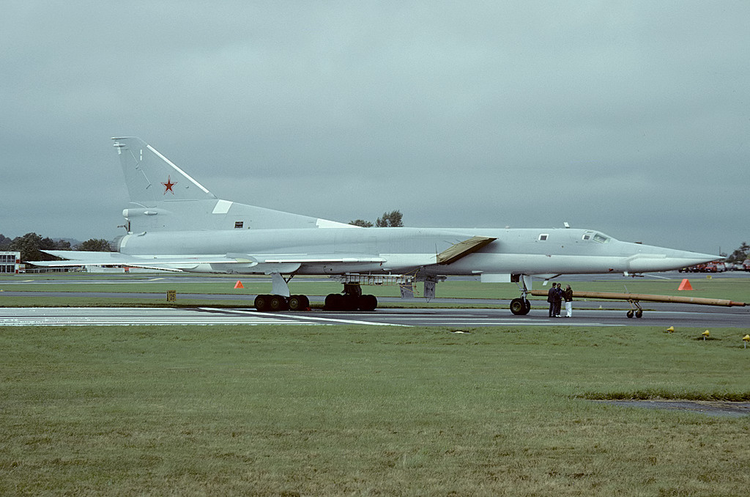 Tupolev_Tu-22M3_at_Farnborough_1992_airshow.jpeg