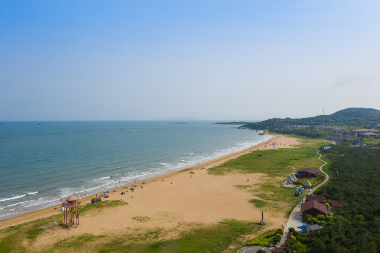 夏季的青岛银沙滩海水浴场，无人机拍摄