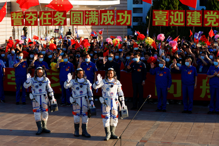 神舟十二号载人飞行任务航天员乘组出征仪式举行.jpg