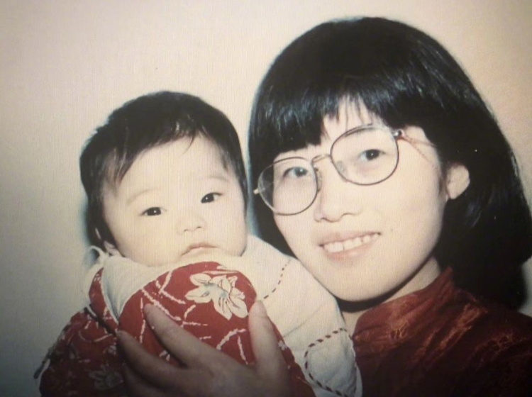 幼年蒋方舟与母亲尚爱兰.png