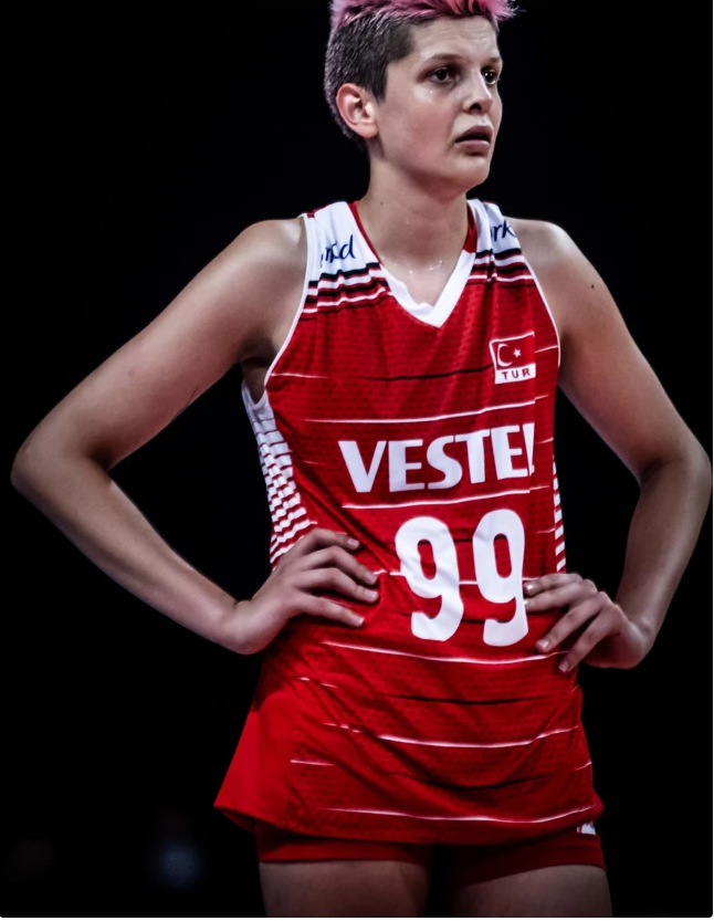 运动生涯2018年11月1日,卡拉库尔特跟随瓦基弗银行女排获得2018年