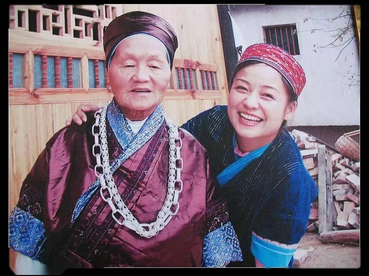 龙通珍和女儿阿幼朵.jpeg
