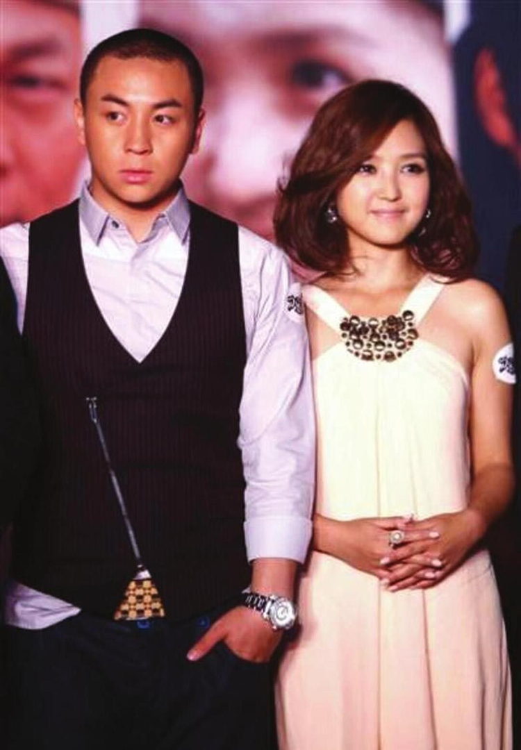 2013年释小龙与演员王若伊开始一段新恋情.