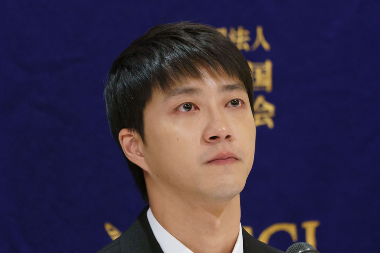 江宏杰召开新闻发布会 控诉前妻福原爱泪洒发布会现场