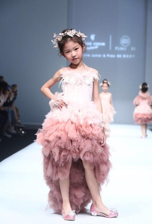 参加中国国际时装周