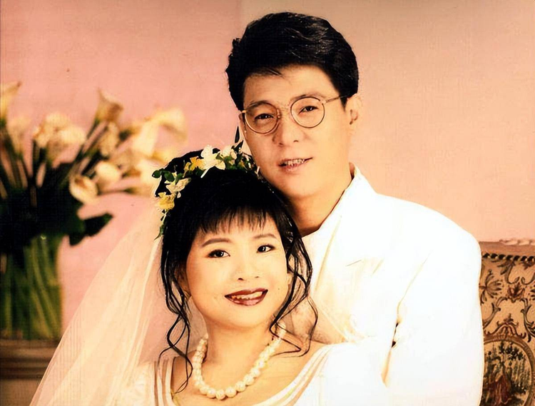 1993年,李凤凰在姜育恒投资失败的人生低谷时期时与他结婚,始终默默