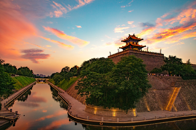 夕阳下的西安城墙东南城角和护城河
