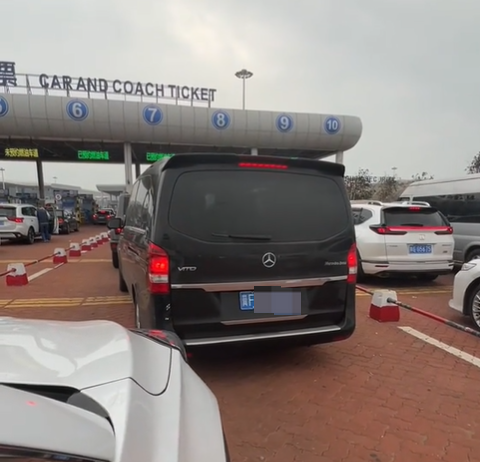 1·29奔驰车主插队砸车事件完整