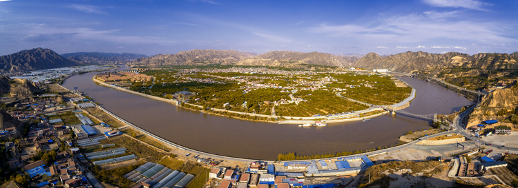 兰州皋兰什川古梨园，黄河围绕形成太极图