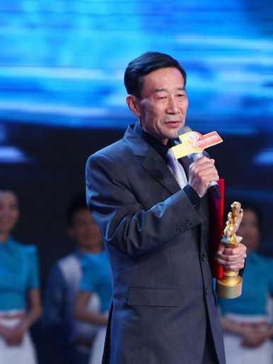 李雪健