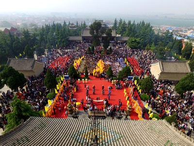山西万荣：后土大祭游人烧香祭拜