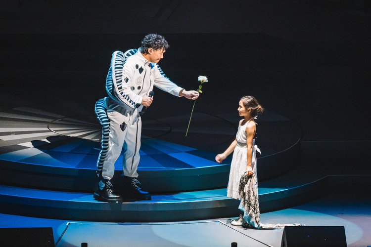 陈奕迅举办Fear and dreams演唱会 清唱德文版《平安夜》