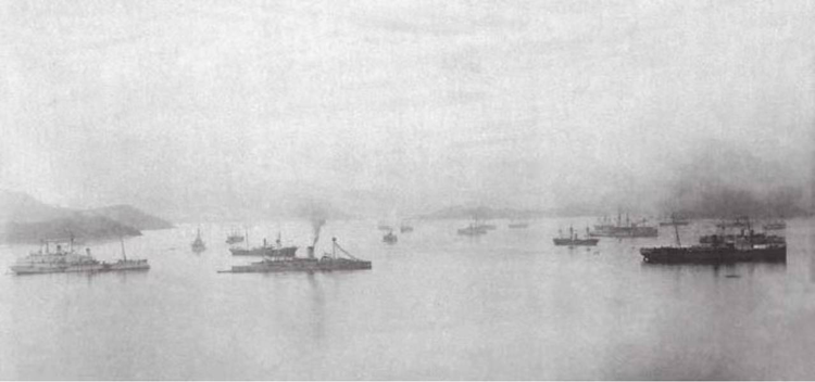 1894年9月初位于朝鲜长直路的日本联合舰队临时锚地的情景，近景右侧的军舰是“西京丸”号.jpeg