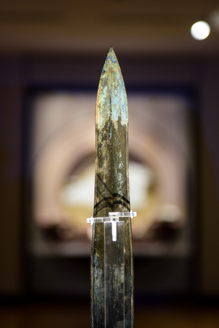 江苏苏州：“吴王夫差铜剑”亮相苏博西馆