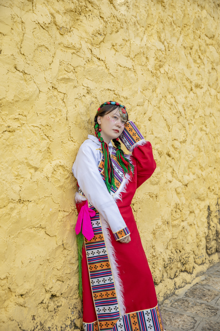 穿藏服的亚洲女子在香格里拉松赞林寺