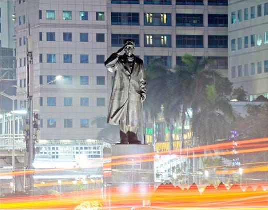 patung-jenderal-sudirman-di-timpali-lintasan-sinar-lampu-mobil-_181205235934-500.jpeg