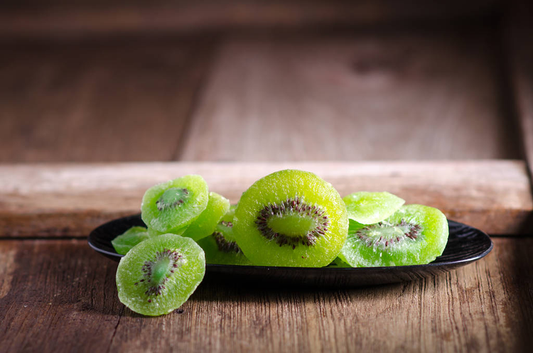 木桌上的干猕猴桃dried kiwi on wooden table