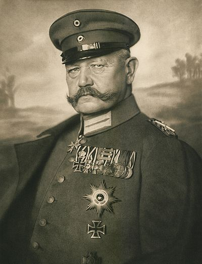 Paul_von_Hindenburg_(1914)_von_Nicola_Perscheid_(cropped).jpeg