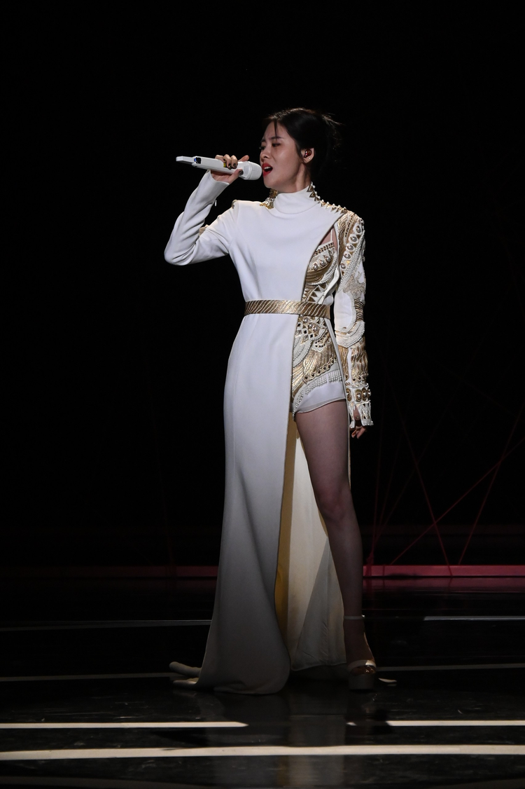 微博电影之夜：张碧晨登台献唱《消失的她》主题曲《笼》