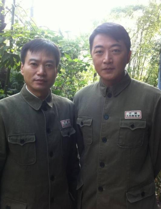 李强和好友合影