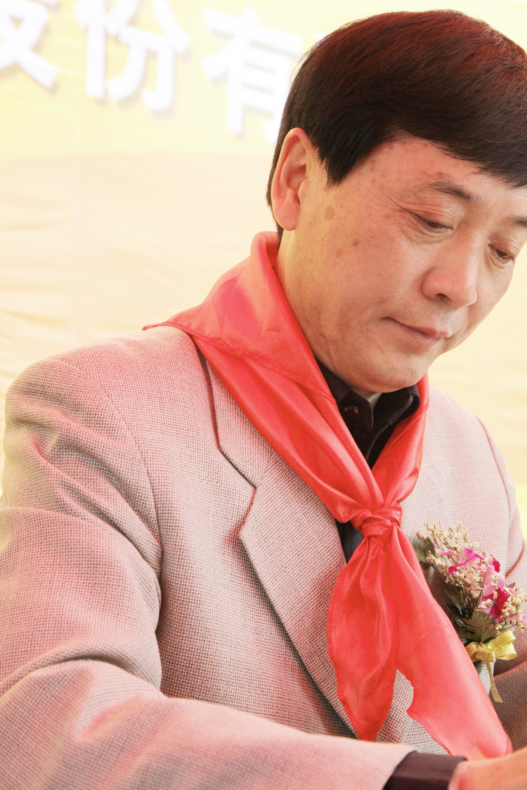 江苏南京：作家曹文轩在南京签售《草房子》