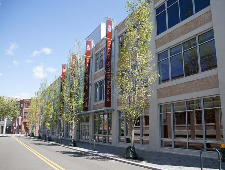 布朗大学