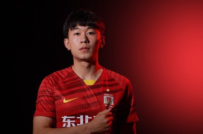 【独家】2022中超联赛官方标准照：长春亚泰球队色主题创意写真