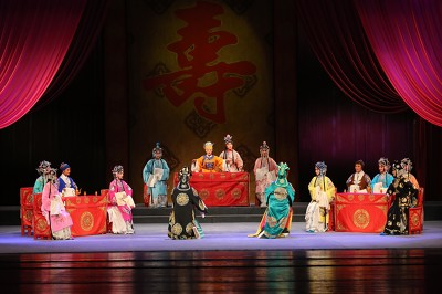 江苏扬州：经典扬剧《百岁挂帅》精彩上演  90后撑起一台大戏