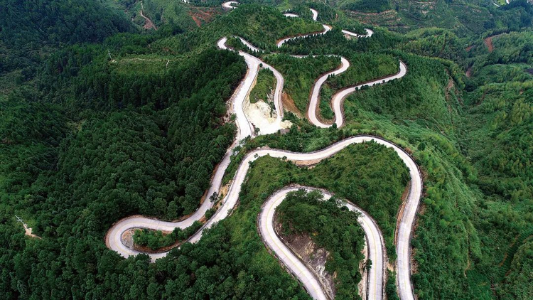 德化县十八弯的乡村山路.jpeg
