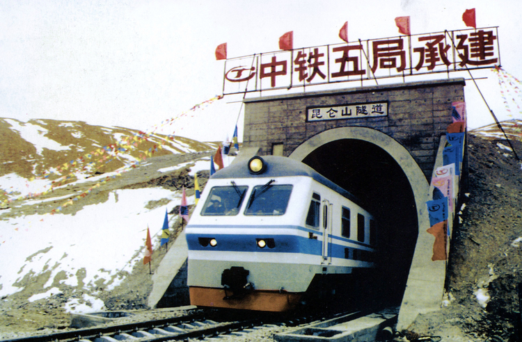 建党百年：青藏铁路建成.jpg