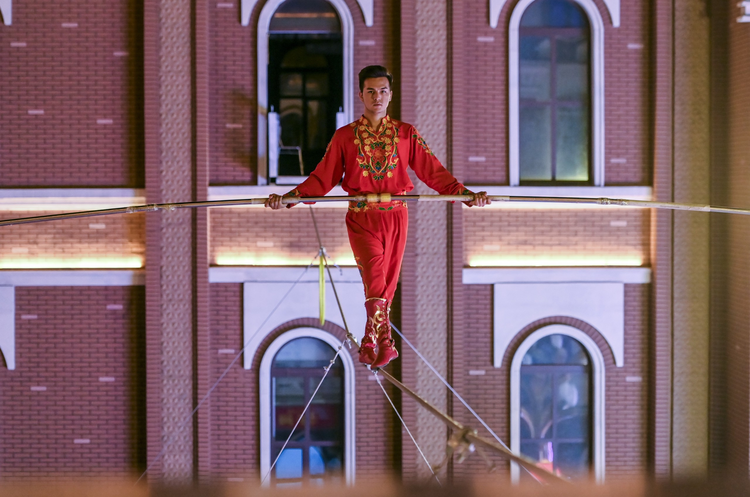 中新社：乌鲁木齐高空“达瓦孜”绝技丰富市民夜生活