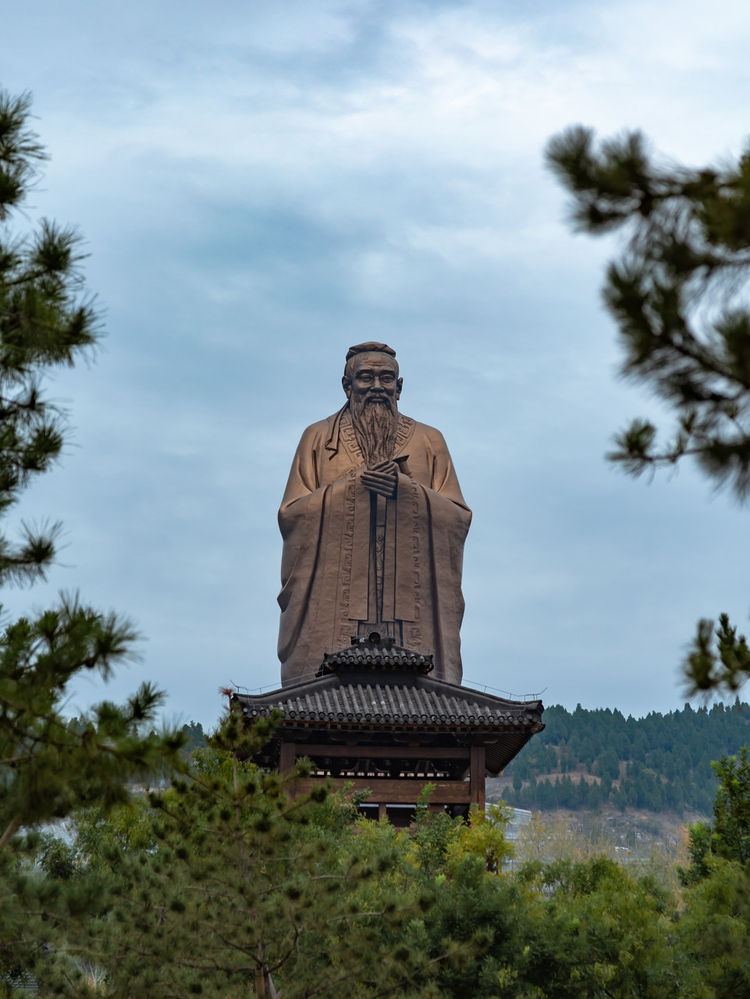 2020年10月3日，山东曲阜孔子故里，尼山圣境巨大的孔子像。