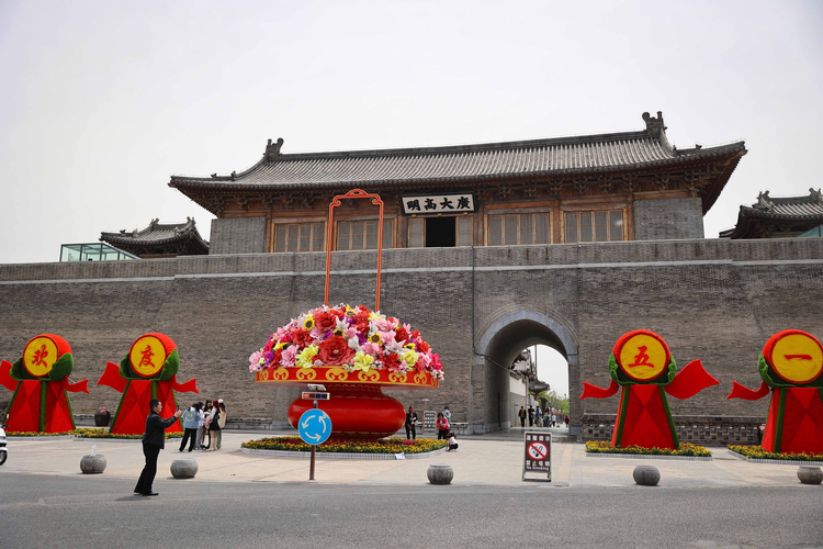 独家：盛装迎“五一”！“百花盛绽”扮靓千年古城