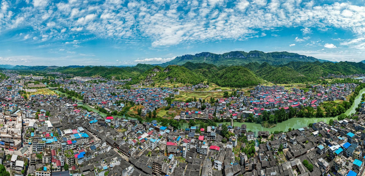 重庆酉阳县龙潭古镇，是5.4万土家、苗族、汉族等民族聚居地，山清水秀，地灵人杰，历史悠久。