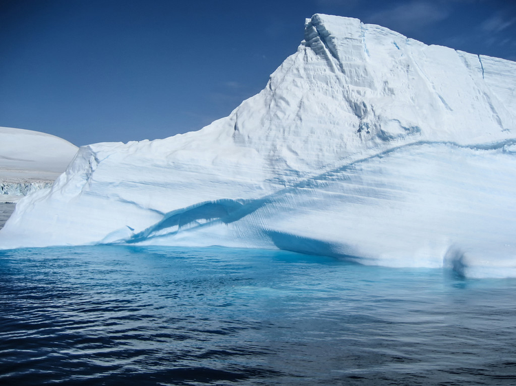 南极冰山令人惊叹的颜色和形状Stunning colors and shapes of an Antarctic iceberg.jpeg